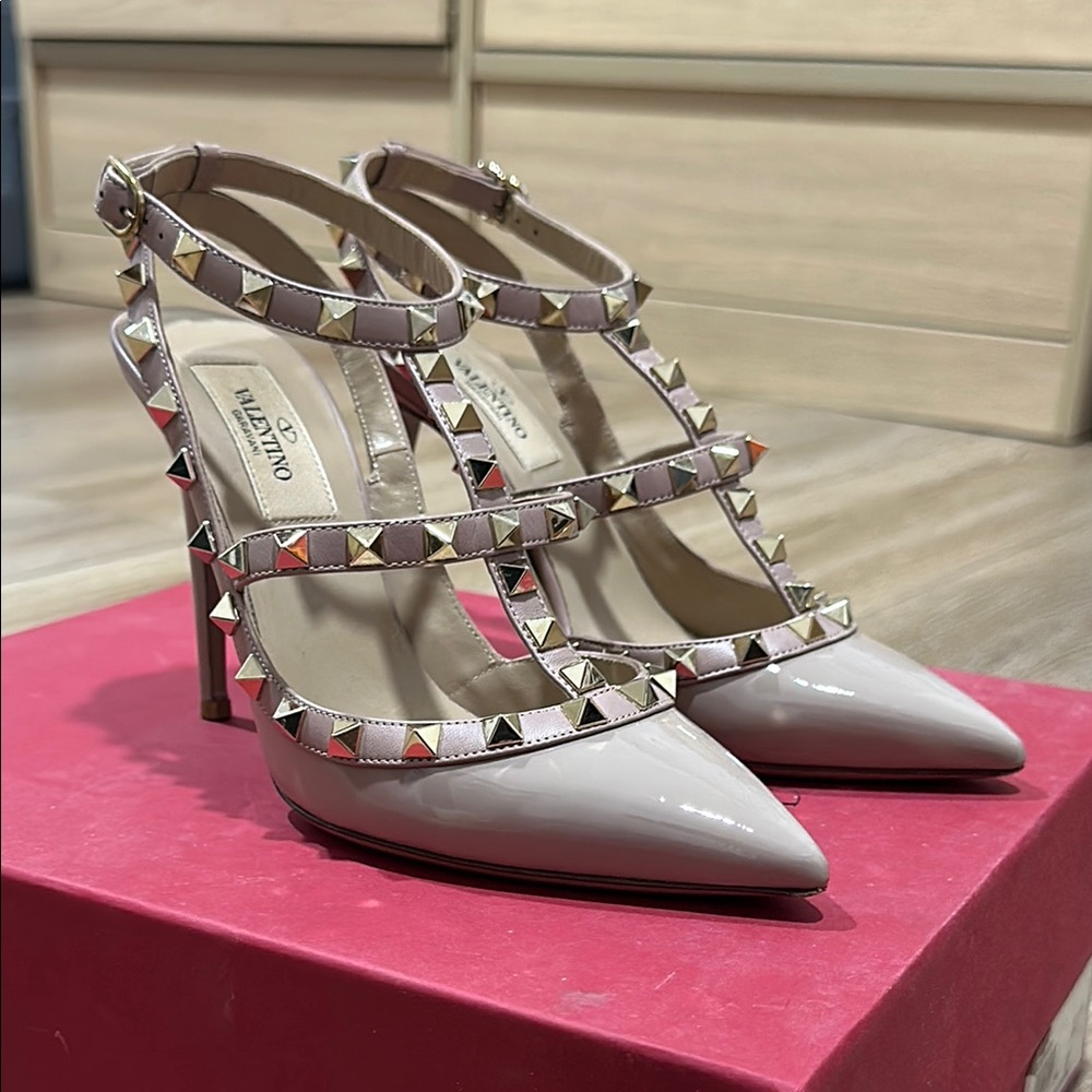 Valentino Women's Rockstud Pumps - Cream